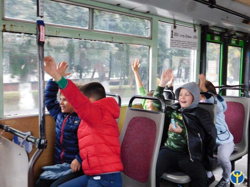 Луцьким школярам влаштували економічну екскурсію на тролейбусі (фото)