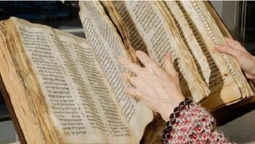 Найстарішу у світі єврейську Біблію виставили на аукціон (фото)