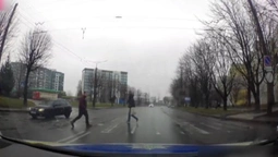 Моментальна карма: у Луцьку водій авто не пропустив на «зебрі» пішоходів і отримав покарання (відео)