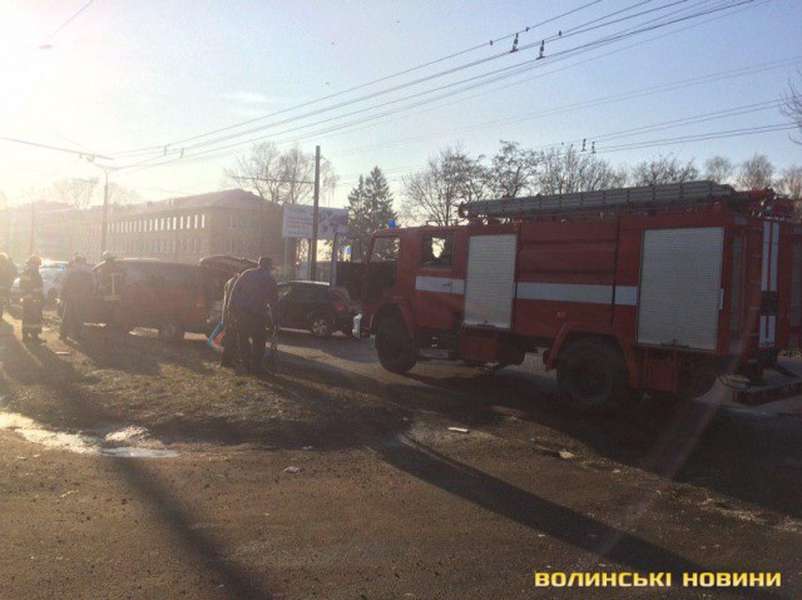 Потрійна аварія у Луцьку: потовклися два «Мерседеси» і Kia (фото, оновлено)