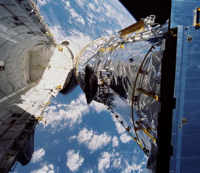 Розгортання телескопа «Хаббл» на орбіті Землі. Фото 25 квітня 1990 року