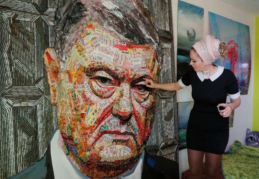 Художниця створила портрет Порошенка з обгорток 20 кг шоколаду Roshen  і снарядів із Донбасу