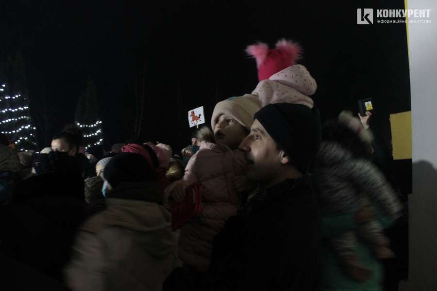 У селі під Луцьком кілька сотень дітей отримали подарунки від Миколая (фото)