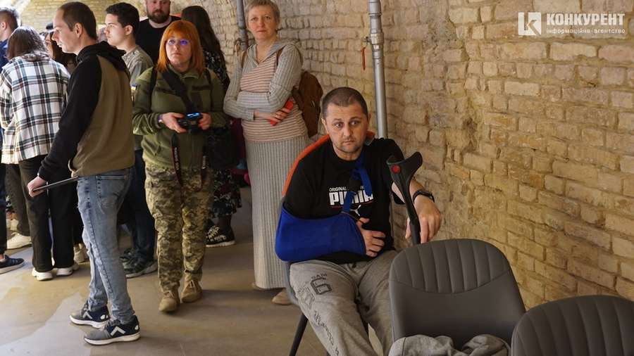Біль та сила: у луцькому підземеллі показали картини і фото ветеранів (фоторепортаж)