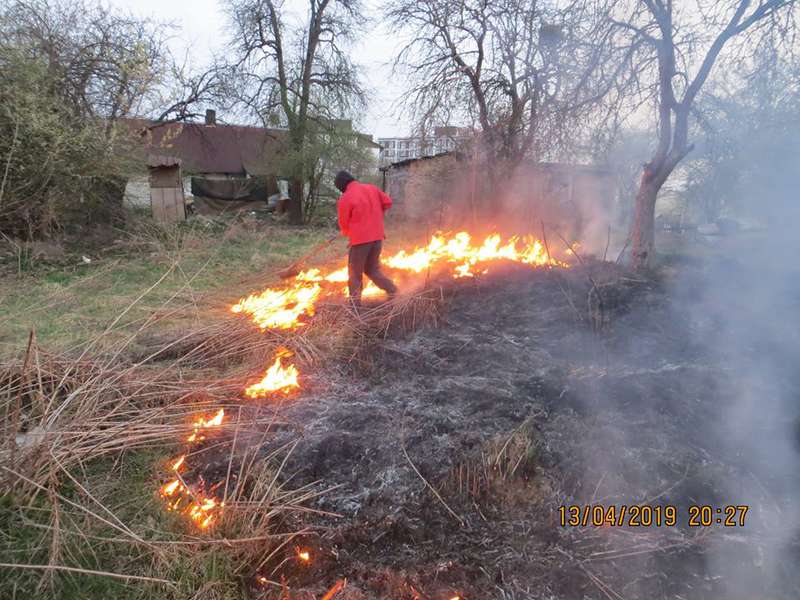 У Луцьку палії трави ледь не спалили сусідам хату (фото)