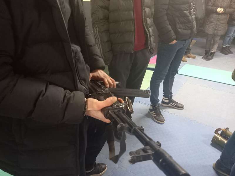 У Луцьку цивільних вчать рятувати людей та стріляти з РПГ (фото)