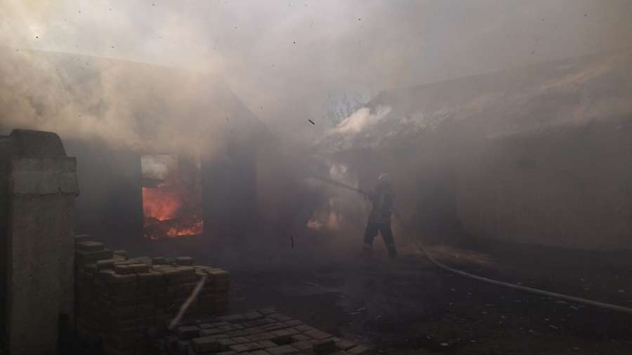 Вогонь охопив дві будівлі: у Луцькому районі гасили масштабну пожежу (фото)