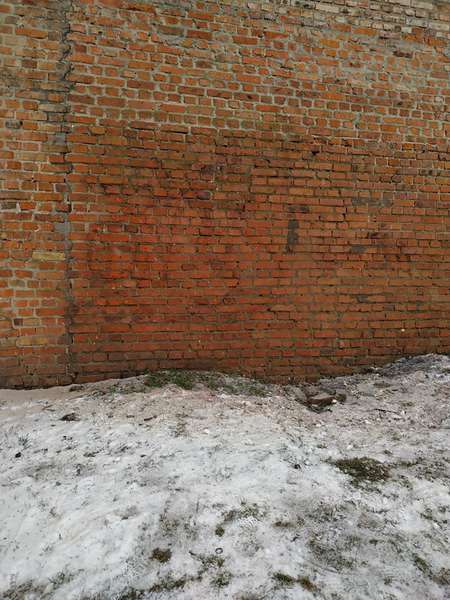 Із мурів замку Любарта позмивали вандальні написи (фото)