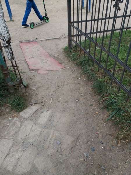 У Луцьку просять відновити благоустрій біля школи № 26 (фото)