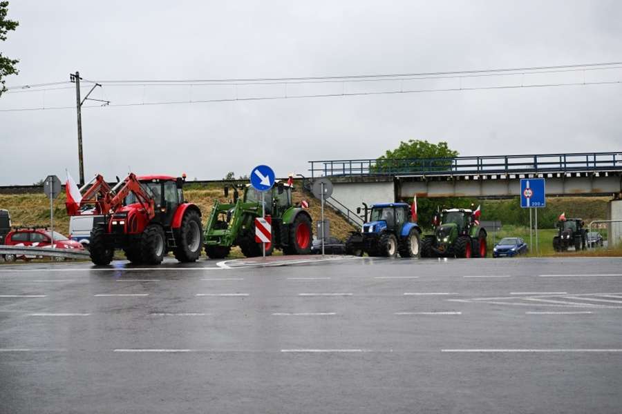 Польські фермери заблокували рух вантажівок на кордоні з Україною (фото)