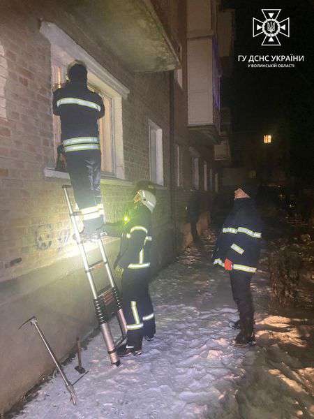 «Увійшли» через вікно: у Луцьку рятувальники допомогли травмованій жінці (фото)