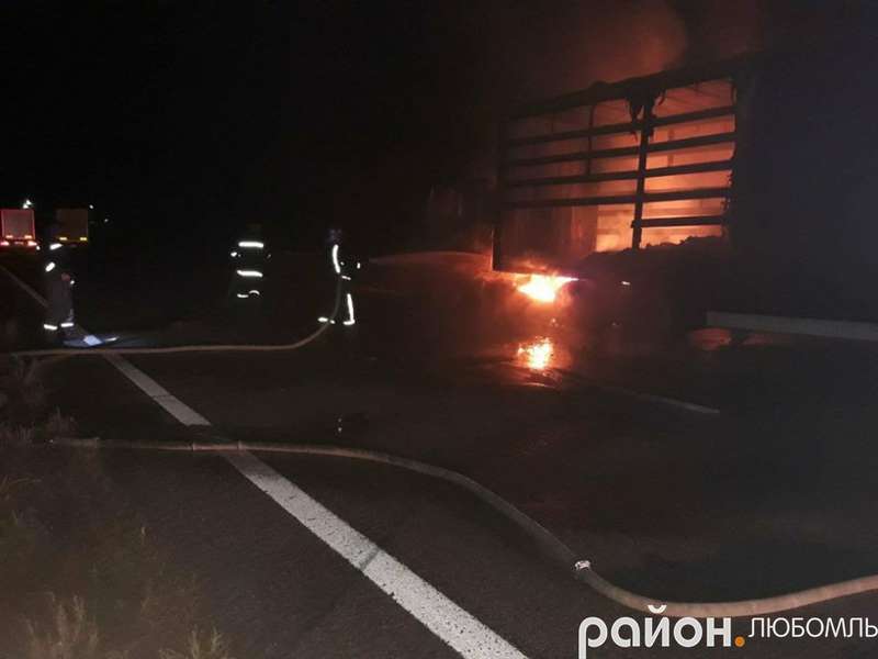 Біля «Ягодина» згоріла вантажівка з водієм (фото) 