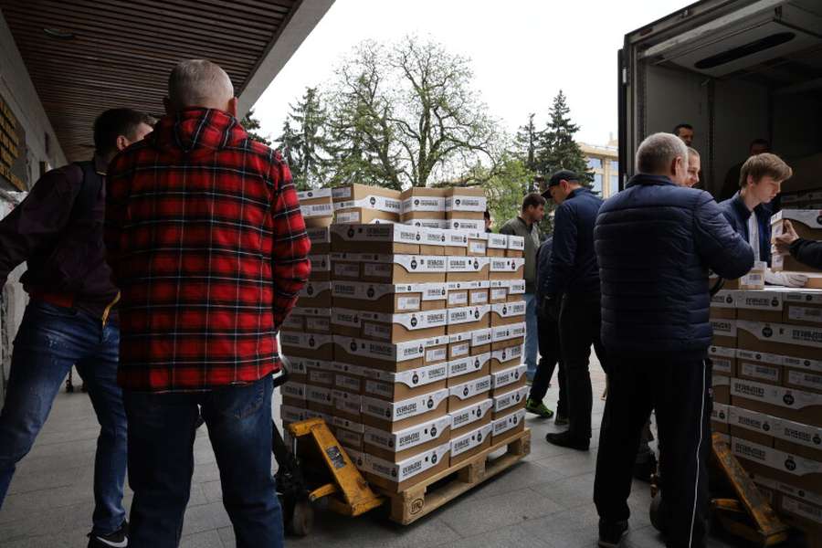Вода і галети: у Луцьк доставили 40 тонн допомоги з Норвегії (фото)