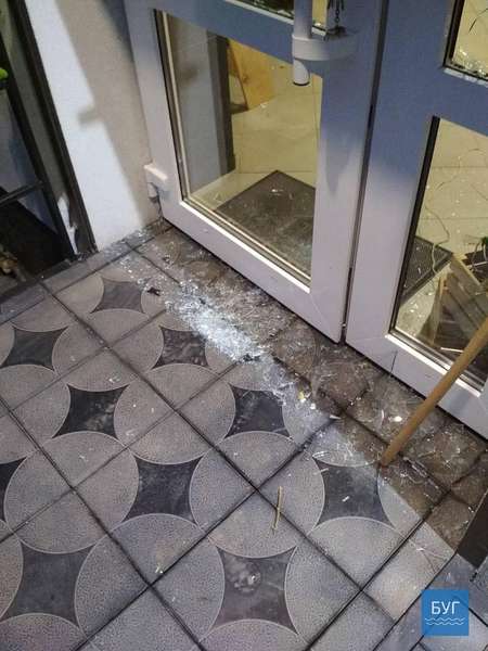 Розбиті вікна і двері: в Нововолинську втретє за тиждень розгромили магазин (фото, відео)