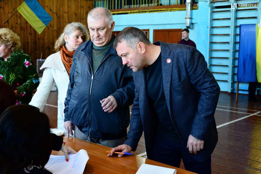Вибори, як одруження: Покровський проголосував у Луцьку (фото)
