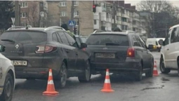 У Луцьку перед світлофором зіткнулися Renault і Toyota (фото)