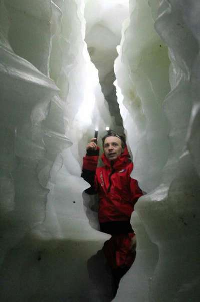 Українські полярники знайшли невідоме озеро під льодовиком (фото)