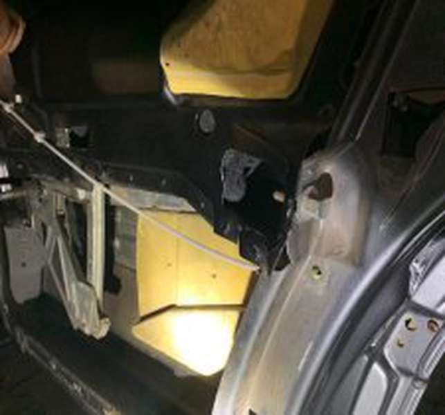 Хотів заробити: в «Устилузі» в автомобілі знайшли бурштин (фото)