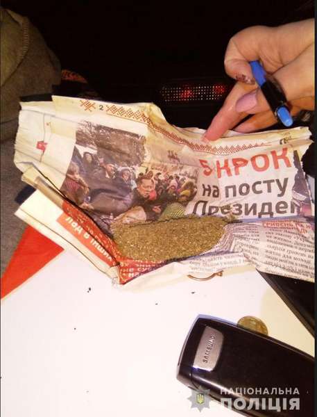 У Луцьку чоловік ховав у рукаві три пакети з наркотиками (фото)