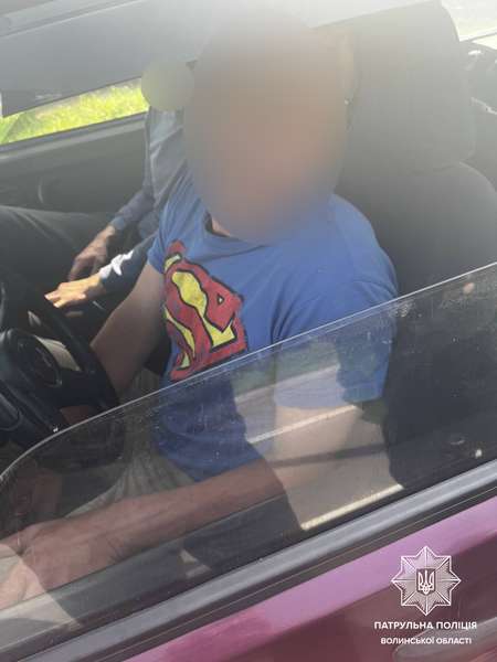 У Луцьку п'яний «супермен» давав хабаря патрульним (фото)