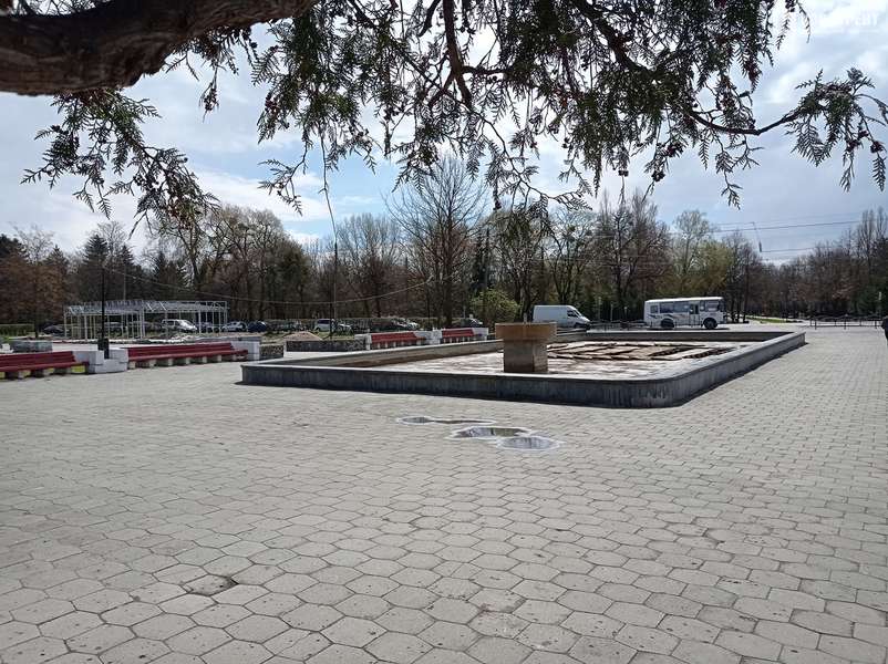 У центральному парку Луцька готують до запуску фонтан (фото)