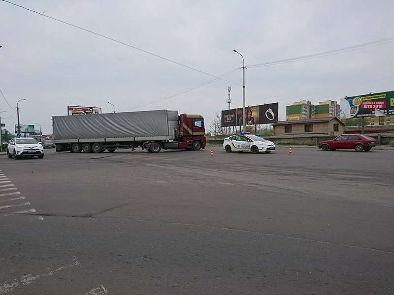 У Луцьку – аварія за участю вантажівки: є постраждалі (фото) 