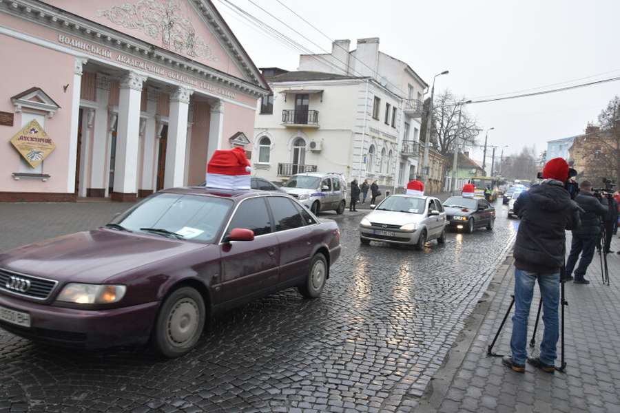 У Луцьку таксисти перетворилися на Святих Миколаїв (фото)