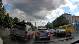У Луцьку маневр позашляховика шокував інших водіїв (відео)