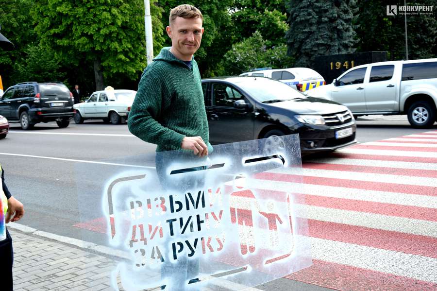 Зніми навушники: у Луцьку на переходах розмістили попереджувальні знаки (фото)