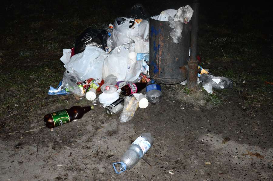 Як лучани сміттям парк закидали (фото)