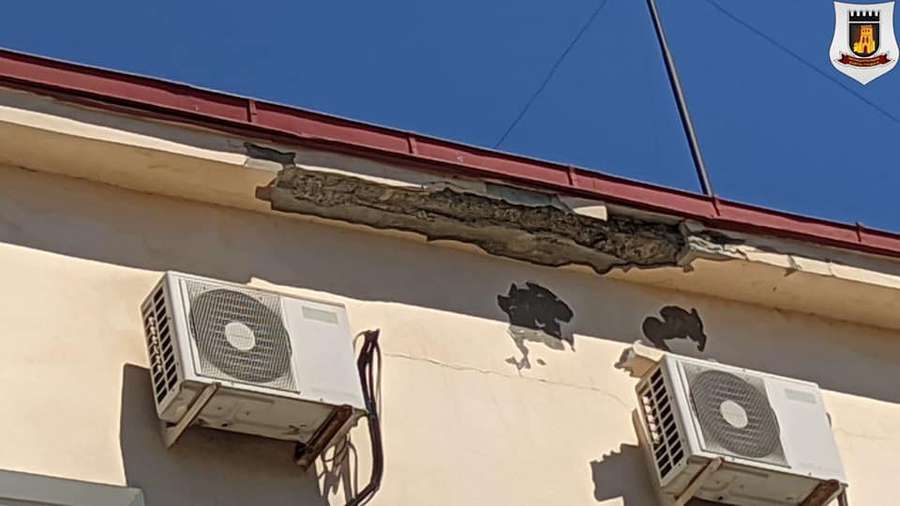 Небезпечно: в Луцьку в «Укрпошти» сиплеться фасад (фото)