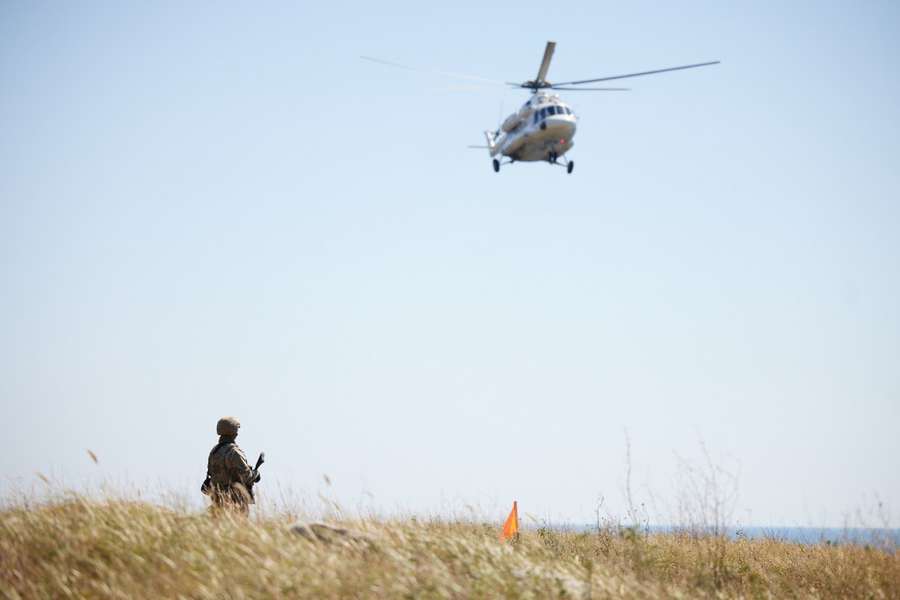 Президент України перевірив готовність військових до оборони острова Зміїний (фото)