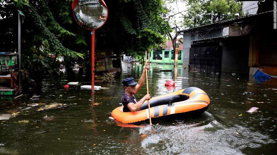 Через повені в Індонезії  загинули щонайменше 66 людей (фото)