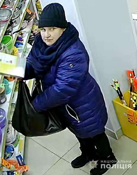 Злодійки: встановлюють особи жінок, причетних до крадіжок у Луцьку (фото)