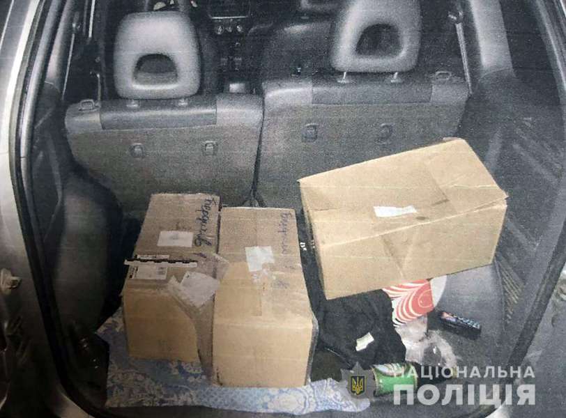 У Бердичеві дівчата вкрали з чужого авто 108 банок червоної ікри