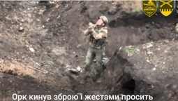У спину стріляли свої: під Бахмутом окупант здався в полон українському дрону (відео)