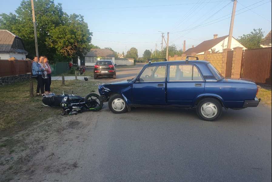 16-річна дівчина – в реанімації: у Луцькому районі зіткнулися «жигулі» та мотоцикл (фото)