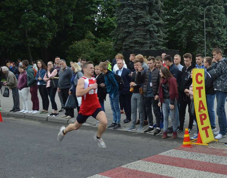 У центрі Луцька понад 400 бігунів змагалися за перемогу (фото)