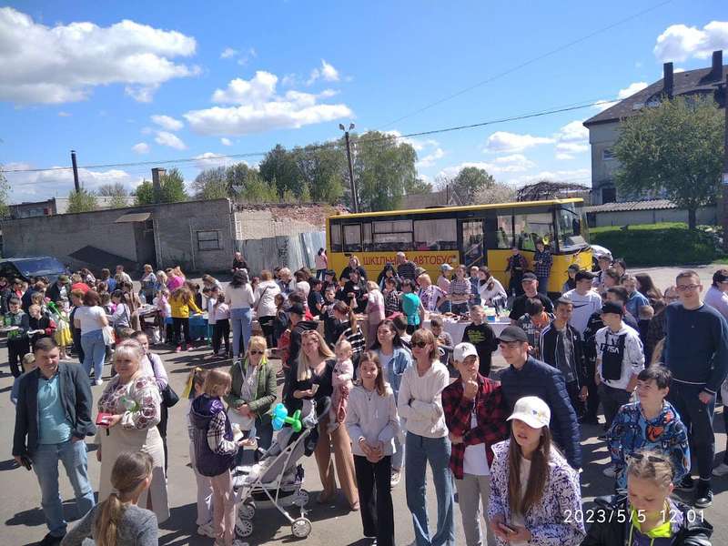 У селі під Луцьком школярі на благодійному ярмарку зібрали понад 70 тисяч на ЗСУ (фото)
