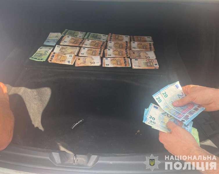 Хабар у 35 000 доларів США: депутата Волиньради затримали, причетність мера перевірять (фото)