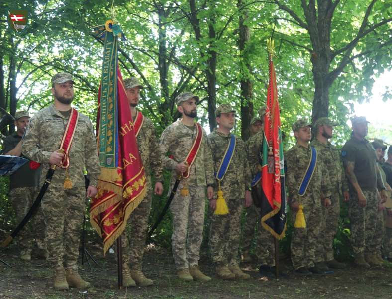 Щемливий момент: екскомандир «князівської» бригади на фронті попрощався бойовим прапором