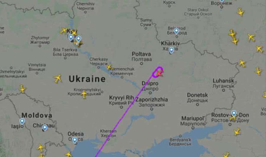 Літак з українцями з Китаю кружляє над Харковом, люди на землі протестують (оновлено)