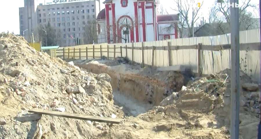 У Луцьку знайшли фрагмент надгробку з єврейських поховань (відео, фото)