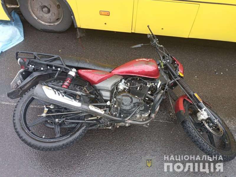 У Луцьку під колесами маршрутки загинув 21-річний мотоцикліст (фото, відео)