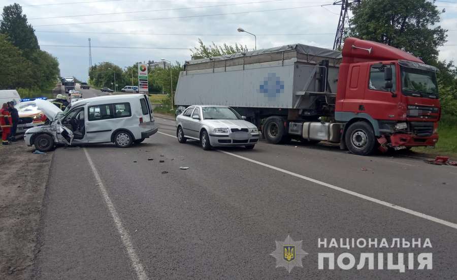 У Нововолинську фура врізалась у легковик – травмованого водія визволили рятувальники (фото, відео)
