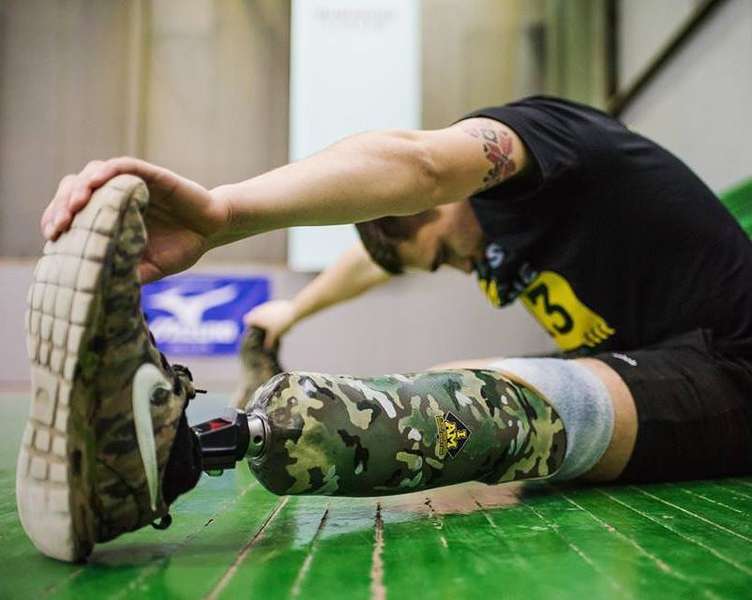 Атовець руйнує стереотипи та фотографує протез ноги в Instagram