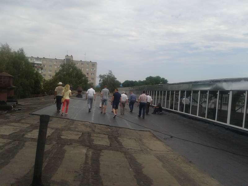 Депутати оглядають відремонтований дах ремонтної зони