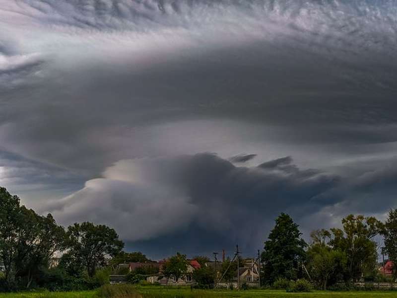 Страшенно гарно: мережу «порвав»  неймовірний вигляд передгрозового неба над Волинню (фото, оновлено)