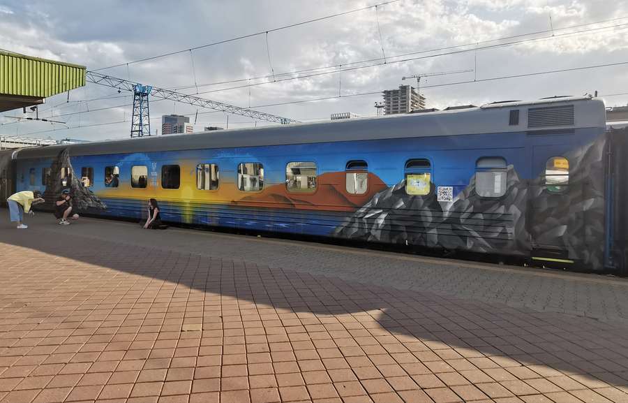 «Потяг до перемоги»: луцький художник розфарбував вагон спецпоїзда «Укрзалізниці» (фото)
