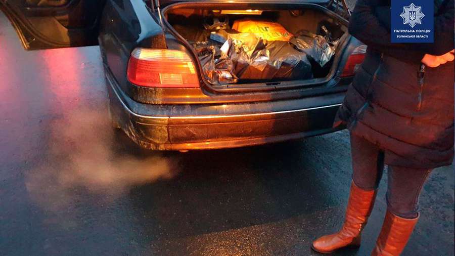 Підозріле авто: в Ковелі патрульні знайшли у «BMW» 10 ящиків сигарет (фото)